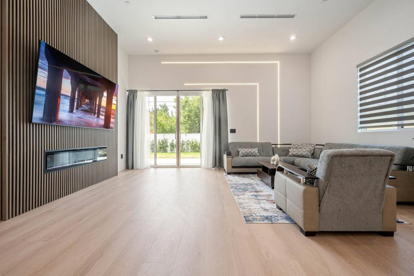 The Valley Nest Backyard Gameroom * Los Angeles